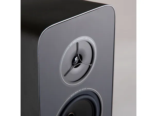 Rega Kyte, sort, pris pr par 2-veis kompakthøyttaler for hylle/stativ 