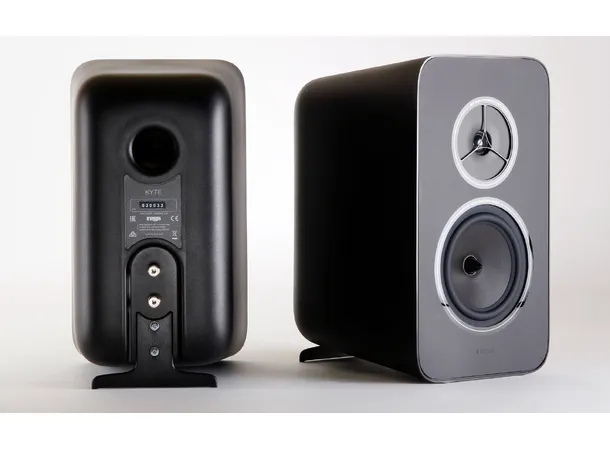 Rega Kyte, sort, pris pr par 2-veis kompakthøyttaler for hylle/stativ 