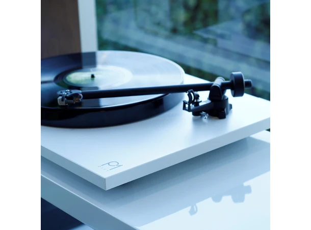 Rega Planar 1 Plus, Carbon, hvit RIAA-trinn, RB110 arm, EBLT drivrem 