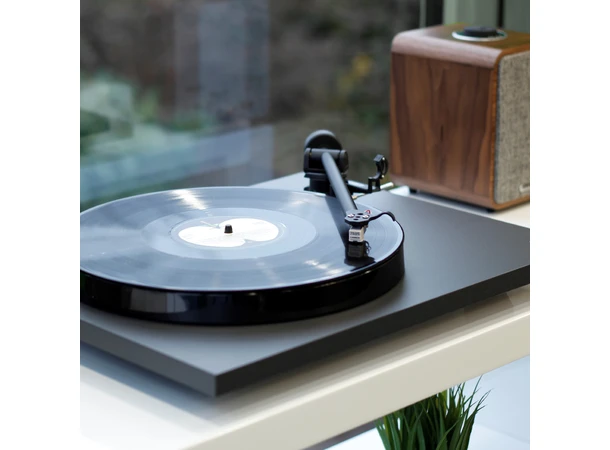 Rega Planar 1 Plus, Carbon, Black RIAA-trinn, RB110 arm, EBLT drivrem 
