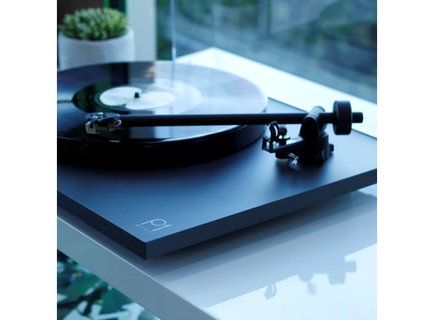 Rega Planar 1 Plus, Carbon, Black RIAA-trinn, RB110 arm, EBLT drivrem 
