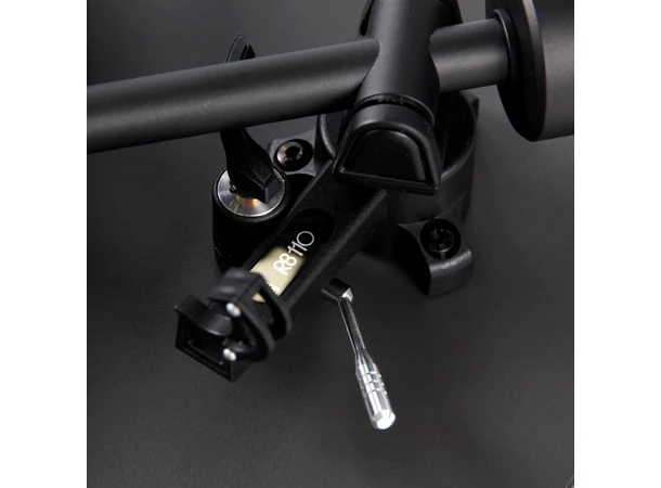 Rega Planar 1 Plus, Carbon, sort RIAA-trinn, RB110 arm, EBLT drivrem 