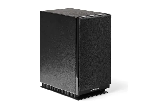 Sonus Faber Lumina I og Rega io Stereopakke med høyttalere i sort piano 