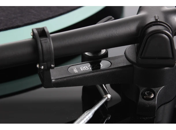 Rega Planar 2, Carbon pickup, walnut Glasstallerken, RB220 arm, EBLT drivrem 