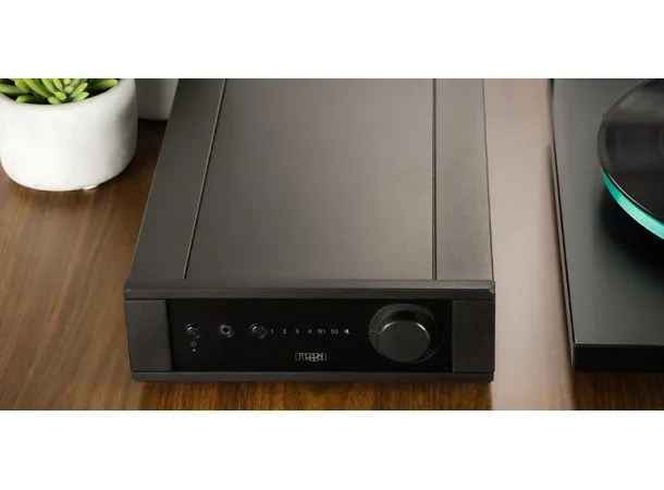 Rega Brio MK7, forsterker, DAC 2x50 watt, hodetelefon, MM-RIAA, sort 