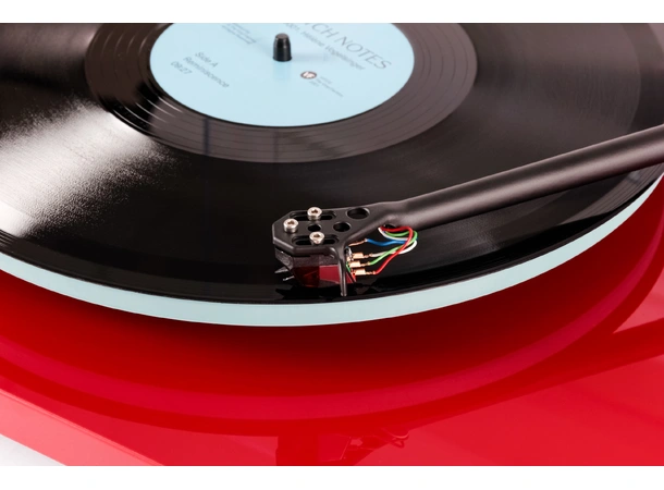 Rega Planar 2 Nd3 platespiller- rød Glasstallerken, RB220 arm, High Gloss 