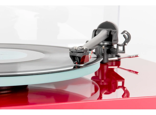 Rega Planar 2 Nd3 platespiller- rød Glasstallerken, RB220 arm, High Gloss 