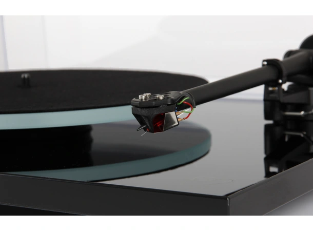 Rega Planar 2 Nd3 platespiller- sort Glasstallerken, RB220 arm, High Gloss 