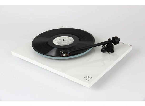 Rega Planar 2, Nd3 pickup, hvit Glasstallerken, RB220 arm, EBLT drivrem 