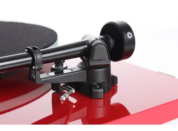 Rega Planar 2 platespiller, Carbon, rød Glasstallerken, RB220 arm, High Gloss 
